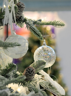 人工圣诞节树装饰与圣诞节装饰物