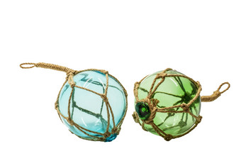 透明的斯堪的那维亚装饰蓝色的和绿色玻璃球绳子孤立的白色背景透明的斯堪的那维亚装饰玻璃球绳子孤立的白色背景