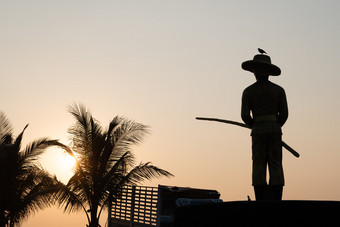 卡伦海滩<strong>普吉岛</strong>泰国2月黑暗轮廓纪念碑和棕榈树对的背景设置的太阳的卡伦海滩泰国卡伦海滩<strong>普吉岛</strong>泰国2月轮廓纪念碑和棕榈树对的背景设置的太阳的卡伦海滩泰国
