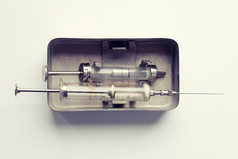 老玻璃注射器和金属盒子老玻璃注射器和金属box-sterilizer