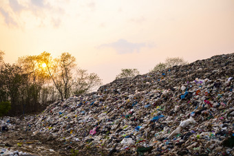 山大垃圾桩和污染桩臭和有毒残留这些垃圾来从城市和工业区域可以不得到掉消费者社会导致巨大的浪费