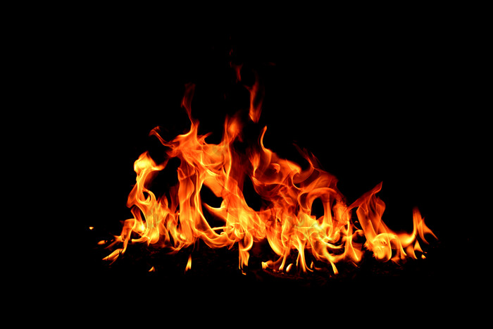 火火焰摘要艺术黑色的背景燃烧红色的热火花上升激烈的橙色发光的飞行粒子