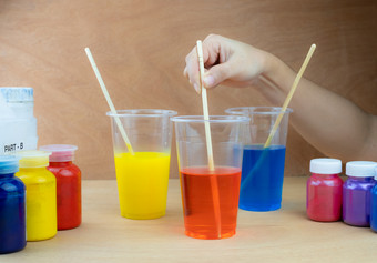 混合颜色环氧树脂树脂塑料杯为铸造稳定木和松锥混合动力