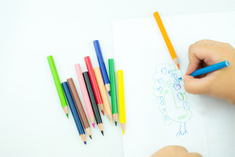 孩子们画油漆的游戏室孩子持有<strong>蜡笔</strong>他的手纸和<strong>蜡笔</strong>为画的表格手孩子们图纸孩子们rsquo创造力