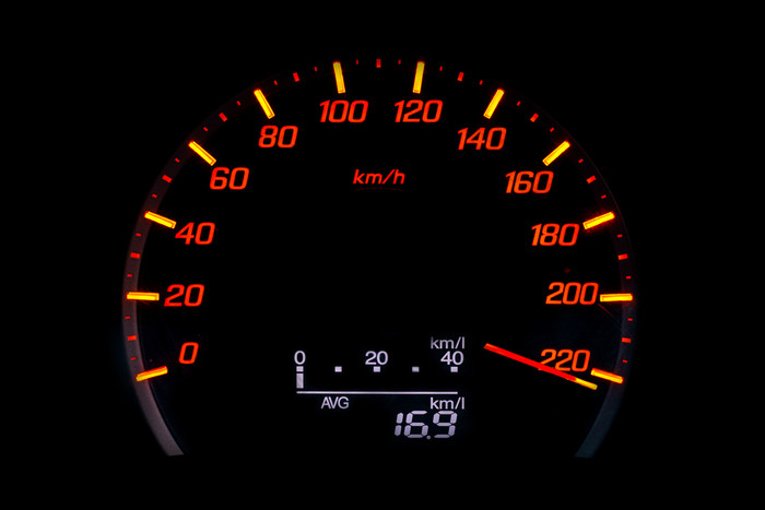 关闭车速度计与的针指出高速度blackground速度计与红色的箭头指示超速行驶概念上的图像为过度超速行驶粗心的开车概念