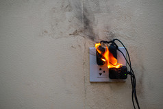 火适配器插头插座白色背景电短电路失败结果电线烧