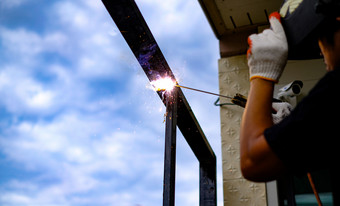 焊机技术员是焊接钢与火花飞行