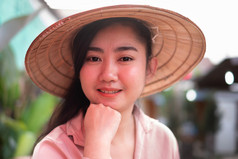 肖像年轻的美亚洲女人穿稻草越南他与笑脸脸模糊背景