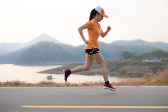 照片一边视图亚洲年轻的女人跑步者<strong>运行</strong>沥青路女体育运动布慢跑的公园健康的生活方式概念