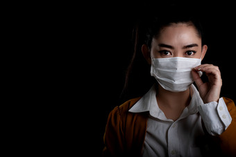 女商人年轻的亚洲<strong>女人</strong>把<strong>呼吸</strong>器面具保护从机载<strong>呼吸</strong>疾病的流感新冠病毒冠状病毒灰尘和烟雾安全病毒感染概念