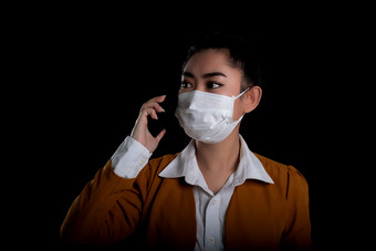 女商人年轻的亚洲女人把呼吸器面具保护从机载呼吸疾病的流感新冠病毒冠状病毒灰尘和烟雾安全病毒感染概念