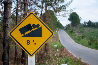 交通迹象警告山陡峭的路标志<strong>坡</strong>陡峭的爬百分比梯度的路之前绿色草的使用
