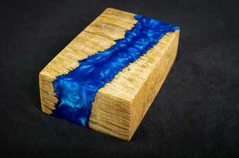 铸造蓝色的环氧树脂树脂与自然节枫木木多维数据集黑色的背景