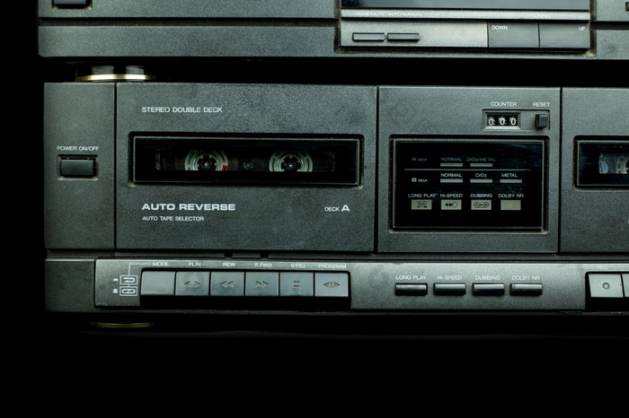 关闭前面甲板录音机的古董立体声盒式磁带磁带球员与的推操作按钮是复古的技术