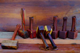 集锤锤木使紫檀工具手工制作的泰国为使用卡彭特的车间的老工作台