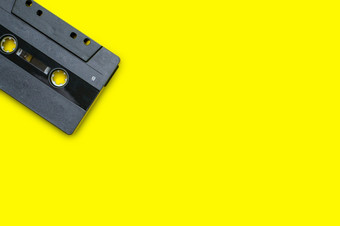 老紧凑的盒式磁带磁带黄色的背景古董紧凑的盒式磁带磁带黄色的背景