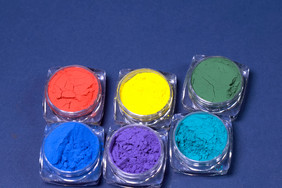五彩缤纷的粉油漆油漆的形式粉包括五彩缤纷
