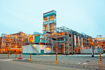 建设石化和石油<strong>炼油厂</strong>附近的城市托博尔斯克俄罗斯<strong>工人</strong>工作的安装和建设的植物建设石化和石油<strong>炼油厂</strong>