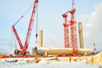 托博尔斯克俄罗斯6月建设石化和石油炼油厂附近的城市托博尔斯克俄罗斯工人工作的安装和建设的植物建设石化和石油炼油厂