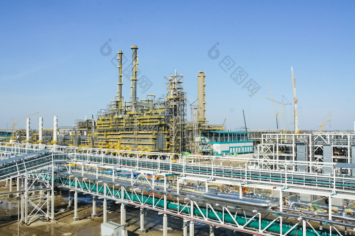 建设石化和石油炼油厂附近的城市托博尔斯克俄罗斯工人工作的安装和建设的植物建设石化和石油炼油厂