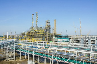 建设石化和石油<strong>炼油厂</strong>附近的城市托博尔斯克俄罗斯工人工作的安装和建设的植物建设石化和石油<strong>炼油厂</strong>