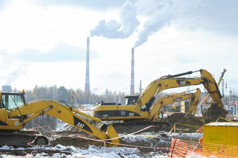 托博尔斯克俄罗斯6月建设石化和石油炼油厂附近的城市托博尔斯克俄罗斯工人工作的安装和建设的植物建设石化和石油炼油厂