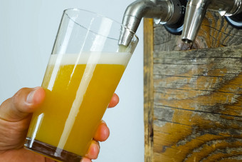 倒啤酒成玻璃从的利用的酒吧啤酒装瓶倒啤酒成玻璃从的利用酒吧啤酒装瓶