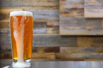 玻璃啤酒的表格玻璃啤酒的酒吧玻璃啤酒的表格玻璃啤酒的酒吧