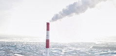 吸烟烟囱热权力植物的背景冬天城市吸烟烟囱热权力植物的背景