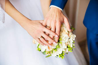 新绢花双心或夫妇的地方他们的手婚礼花束显示从他们的婚礼环新绢花双心或夫妇的地方他们的手婚礼花束显示他们的婚礼环