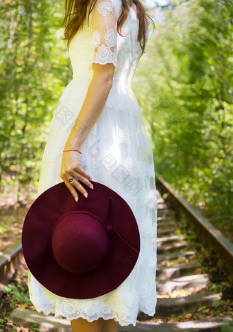 女孩<strong>白色衣服</strong>与樱桃他的森林女孩<strong>白色衣服</strong>与樱桃他森林