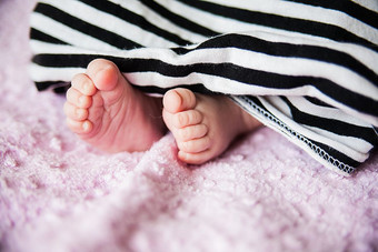 新生儿婴儿腿的床上新生儿婴儿腿的床上
