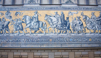 弗斯滕祖格巨大的壁画装修的墙德累斯顿德国描述了庆祝的一年周年纪念日的湿蛋白王朝弗斯滕祖格巨大的壁画装修的墙