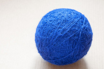 蓝色的羊毛纱一束纸板背景蓝色的羊毛纱一束纸板背景