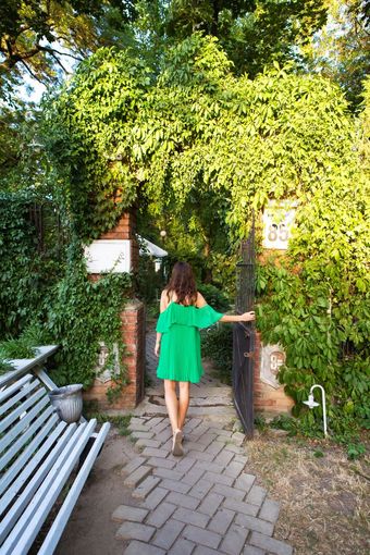 美丽的舒适的院子里女孩绿色衣服站附近的入口美丽的院子里美丽的舒适的院子里女孩绿色衣服站附近的入口美丽的院子里
