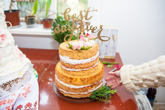 大美丽的婚礼蛋糕与新鲜的玫瑰大美丽的婚礼蛋糕和新鲜的玫瑰