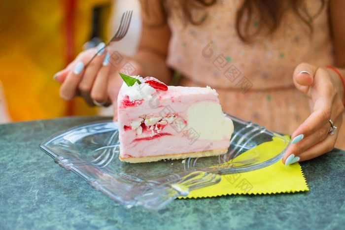 非常美味的冻一块冰奶油蛋糕与草莓非常美味的冻一块冰奶油蛋糕与草莓