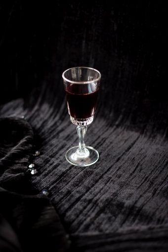 不错的玻璃红色的酒黑色的背景<strong>天鹅绒</strong>不错的玻璃红色的酒黑色的背景<strong>天鹅绒</strong>
