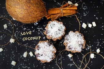 椰子松饼黑色的背景登记爱椰子特写镜头椰子松饼黑色的背景
