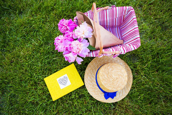 美丽的花篮子和黄色的专辑谎言的grass-bright野餐野餐自然