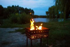 evening-burning柴火的烧烤准备为的煎肉附近的湖evening-burning柴火的烧烤准备为的煎肉附近的湖