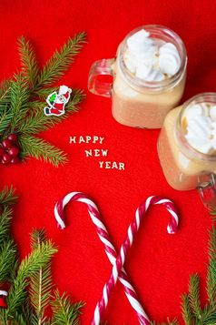 特写镜头马什梅卢可可和糖果红色的背景的登记快乐新一年特写镜头马什梅卢可可和糖果红色的背景的登记快乐新一年