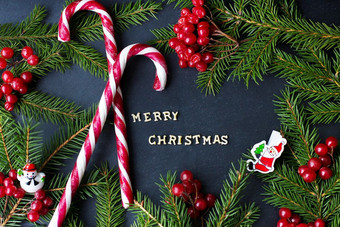 糖果黑色的背景与分支机构树的登记快乐圣诞节糖果黑色的背景与分支机构树的登记快乐圣诞节