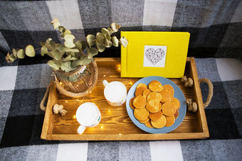 美味的punkcakes和两个杯咖啡站木托盘在一起与黄色的照片专辑美味的punkcakes和两个杯咖啡站木托盘在一起与黄色的照片专辑