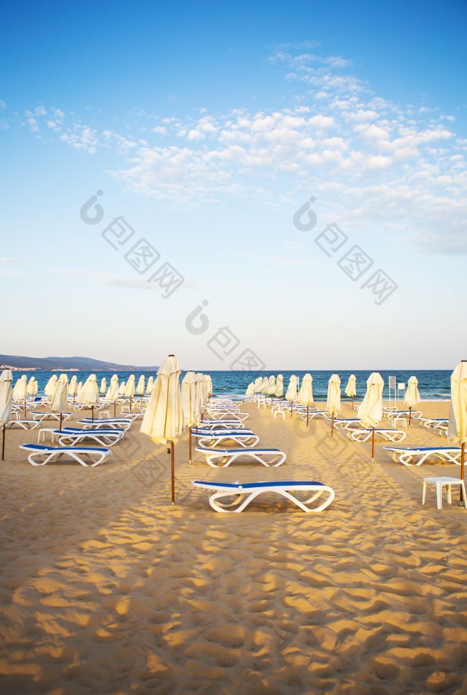 美丽的桑迪海滩与太阳便鞋假期海太阳美丽的桑迪海滩与太阳便鞋假期海太阳