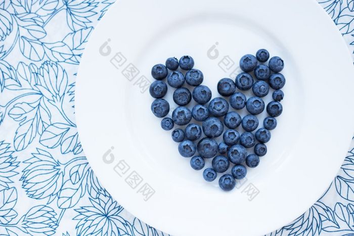 蓝莓心形状白色板情人节卡蓝莓心形状白色板