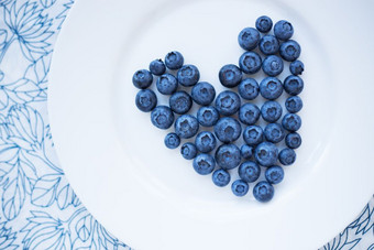 蓝莓心形状白色板情人节卡蓝莓心形状白色板