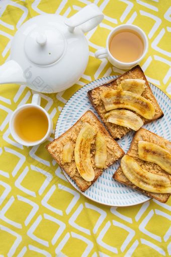 烤面包与花生黄油和炸香蕉美味的早餐烤面包与花生黄油和炸香蕉美味的早餐