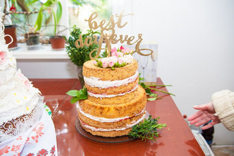 大美丽的婚礼蛋糕与新鲜的玫瑰大美丽的婚礼蛋糕和新鲜的玫瑰