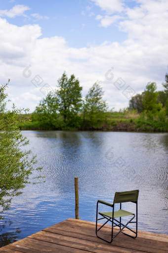 空椅子和钓鱼杆木码头的湖户外娱乐空椅子和钓鱼杆木码头的湖户外娱乐